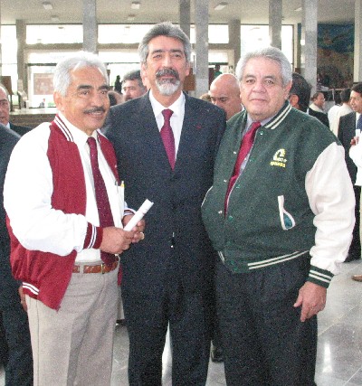 Con el Dr. Villa, Ruben Cordoba, uno de los organizadores, y a su izquierda el famoso PIRRIS
hermano de otro grande del emparrillado GUILLERMO chucus OLASCOAGA